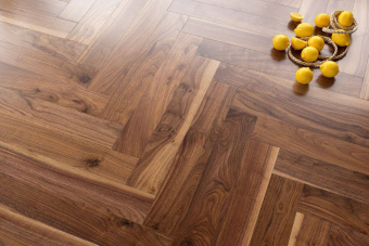 Английская елка Ablux Орех Американский Селект Herringbone 15х125х600 мм, лак